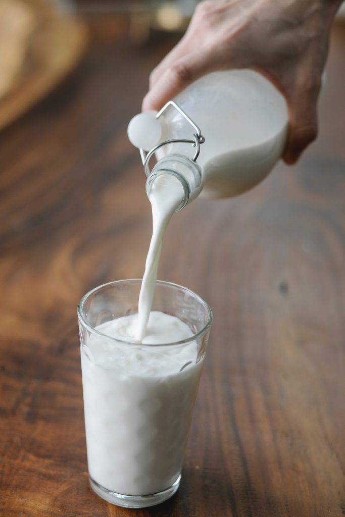 濕疹 牛奶富含蛋白質，當中八成為酪蛋白casein），其餘兩成是乳清蛋白whey protein）。大部入對牛奶過敏人士，都對這兩種蛋白質過敏。