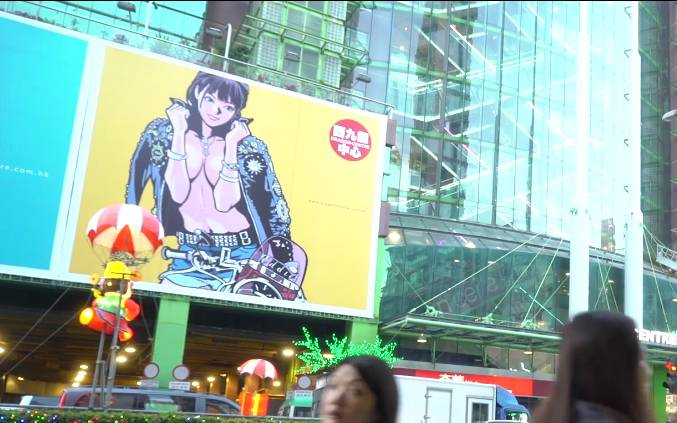  西九龍中心過往幾年都有同林祥焜合作，放上一些性感少艾上billboard。呢幅無穿內衣的元素曾經引來投訴。