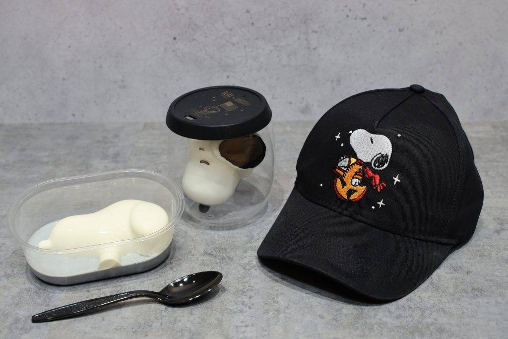 鄧麗欣 1011 SIP TEA沙田Pop Up店，推出沙田店限量Snoopy聯乘產品，如Snoopy黑蓋雙層玻璃杯和Snoopy太空人造型鴨舌帽，可愛！