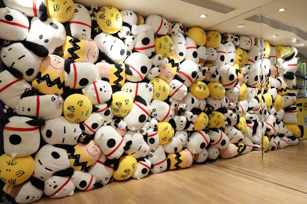 鄧麗欣 Snoopy公仔牆掛上超過200隻不同大小Snoopy公仔，相當震撼。