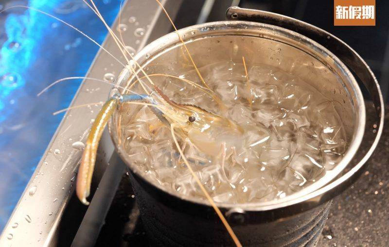 燒烤場2022 夾起蝦後，將蝦放到冰桶凍暈，餐廳建議最少凍上一分鐘。