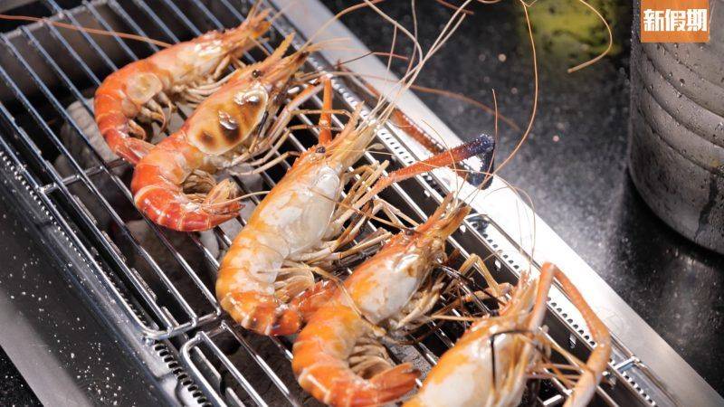燒烤場2022 把蝦放上炭爐前建議先滴乾水份，避免燃起炭灰。
