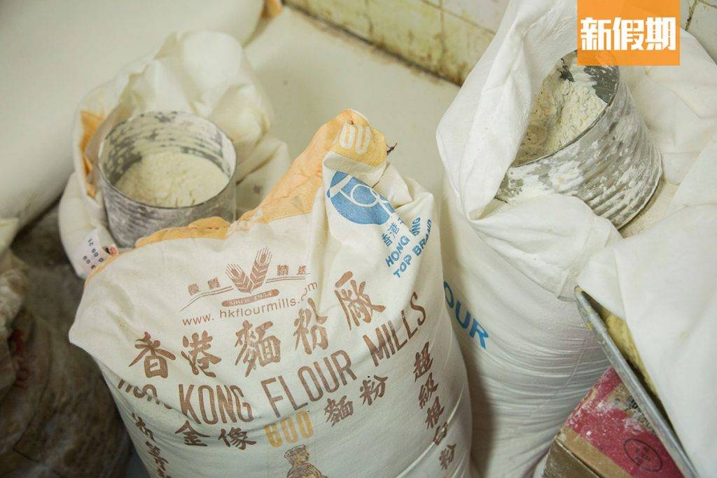 勝發餅家 多年來堅持用香港麵粉廠麵粉，打出來的麵糰夠厚夠綿。