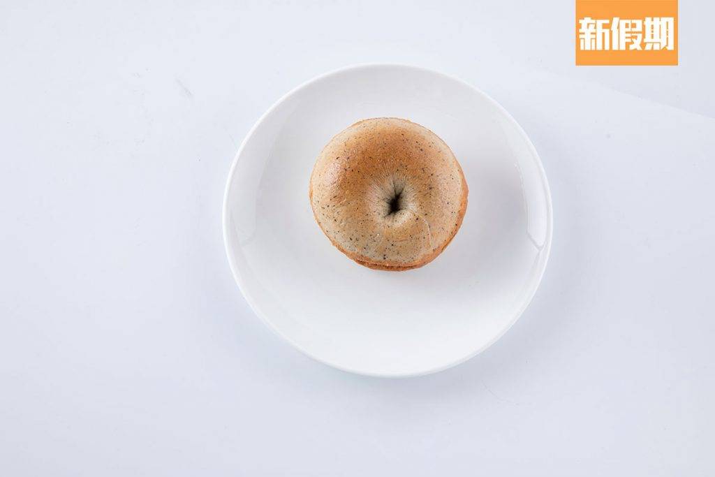 Bagel包身呈茶褐色，可看到外緣塗上滿滿奶茶醬。