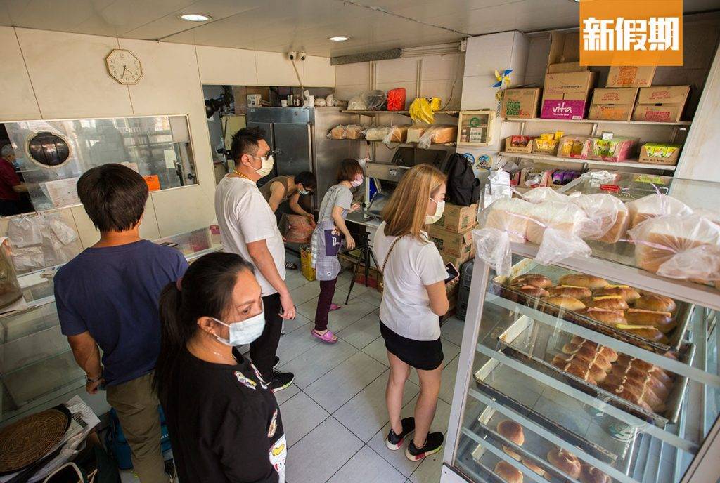 勝發餅家 店內人頭湧湧，特別是下午茶時間，客人大批大批蛋撻買回去，深受歡迎。