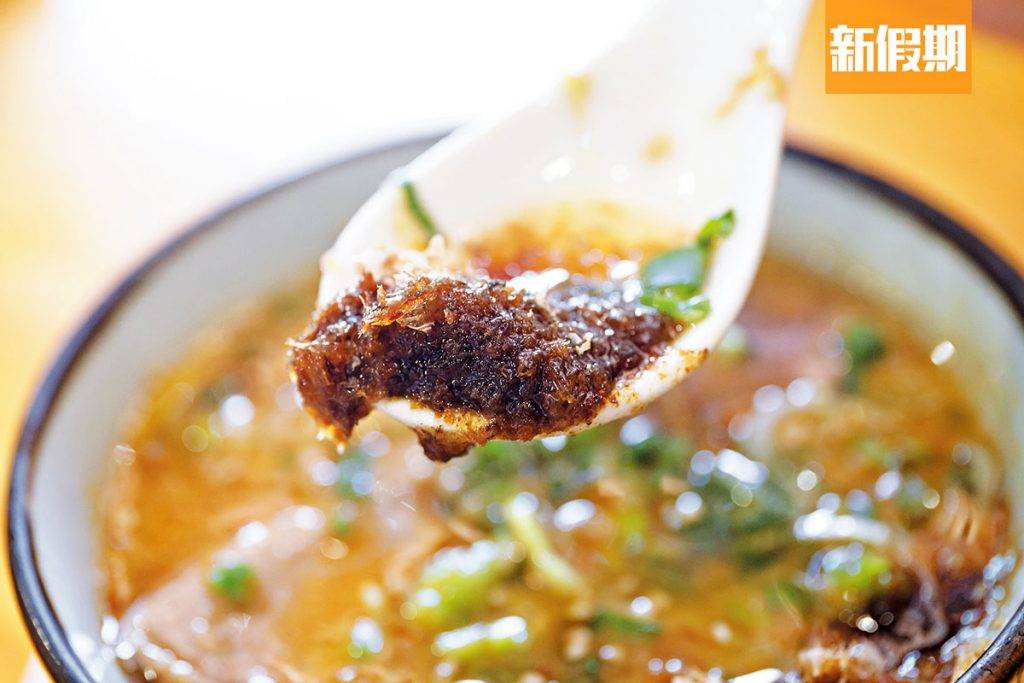 沾麵 魚介豚骨湯放有木魚碎，令湯頭更香。