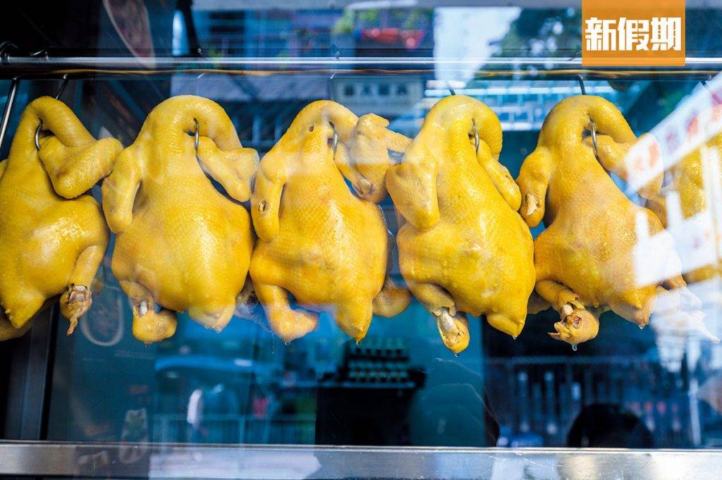 口水雞 櫥窗掛著飽滿富光澤的雞隻，煞是吸引，令人食指大動。