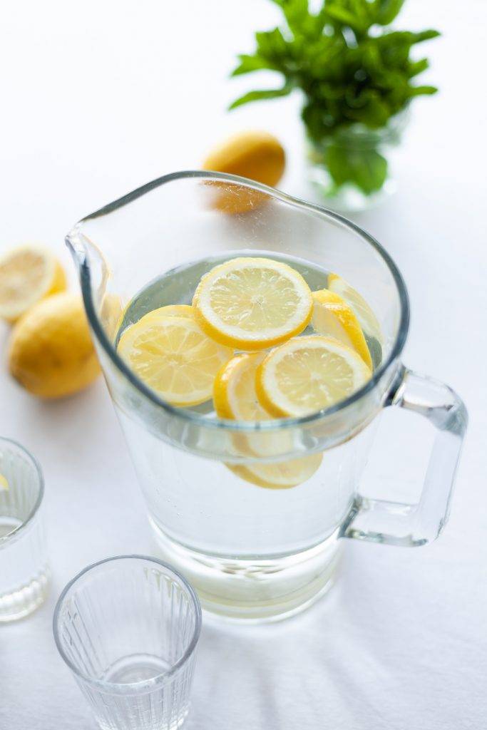 168斷食法 一早起床先飲一杯檸檬水。
