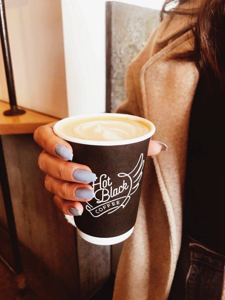 每日一杯的咖啡只要戒掉不買即可慳返一筆錢！（圖片來源：Pexels@Wendy Wei）