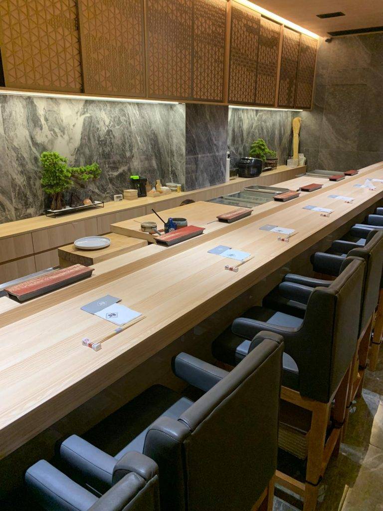餐廳右側是鮨鳶日式料理，主打omakase，感覺更高氣派，更具私隱度。