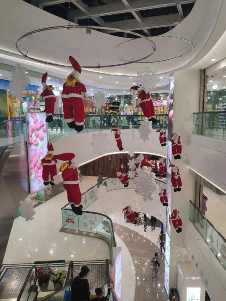聖誕燈飾 聖誕裝飾 有網民貼出往年的「聖誕老人集體問吊」裝飾照片。