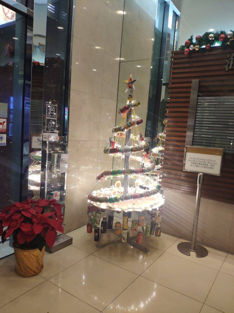 聖誕燈飾 聖誕裝飾 環保鋁罐聖誕樹，網民大讚環保又靚。
