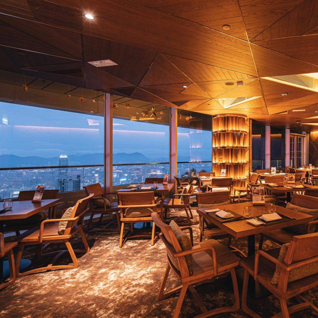 情人節餐廳 37 Steakhouse & Bar可飽覽香港之巔的山頂。