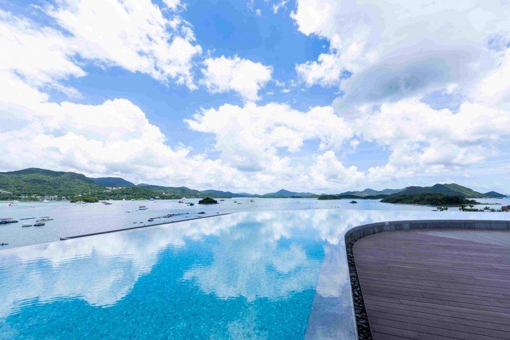 香港新酒店 超浮誇海景無邊際泳池。