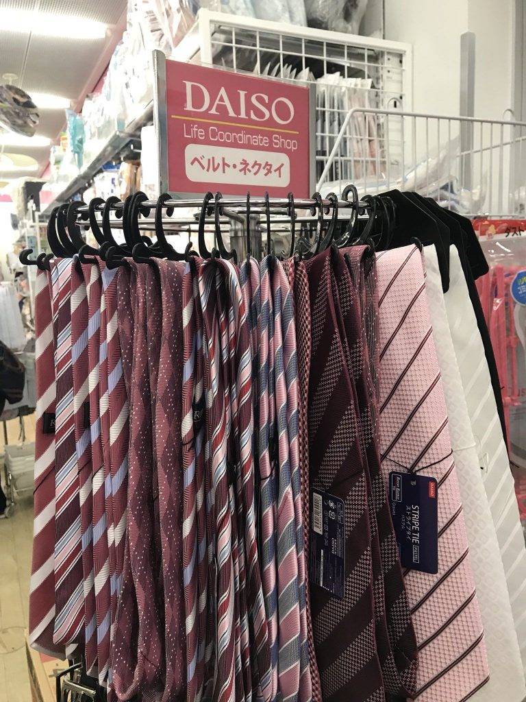 DAISO 對於上班一族，100円店有領帶是非常方便！