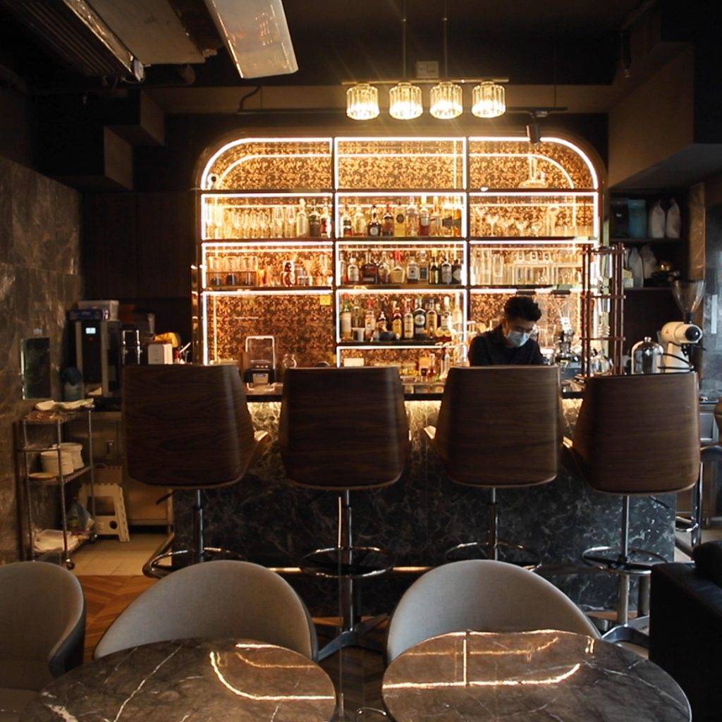 LADDER Dundas 酒吧櫃擺放了各式各樣嘅IB Whisky，打卡效果一流！