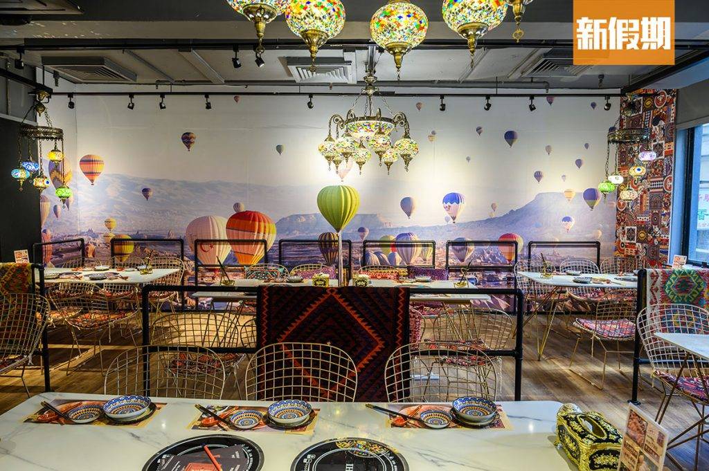 火鍋隨意門 土耳奇主題區裝飾得色彩繽紛，牆壁畫上了熱汽球， 連餐具、椅墊都印上富民族色彩的圖案，熱鬧奔放。