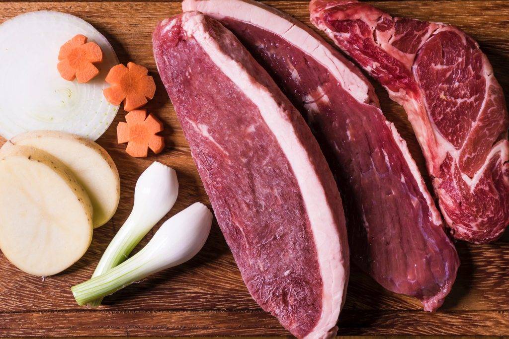 牛扒 經過7小時，肉色會變成較深紅色，是在超級市場最常見的肉色。