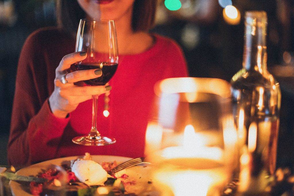 飲酒能即時令表面血管擴張，使人面紅及即時感到暖和，當酒後血管收縮，身體便會感到不夠暖和。（圖片來源：Pexels@elina-sazonova）
