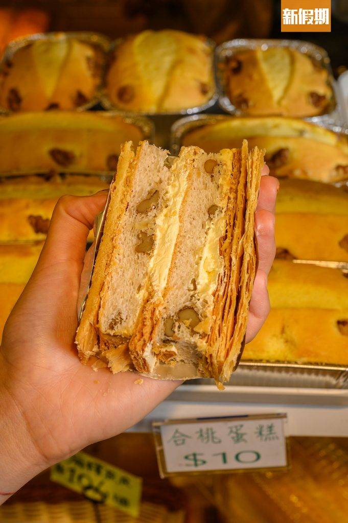 森林麵包 拿破崙 $8森林麵包出品的拿破崙跟西式不 一樣，內餡並無吉士，單靠酥皮 及蛋糕相間。酥皮層層分明，酥 脆帶陣陣牛油香。蛋糕夾著核桃 粒，添口感及香氣，風味樸實。