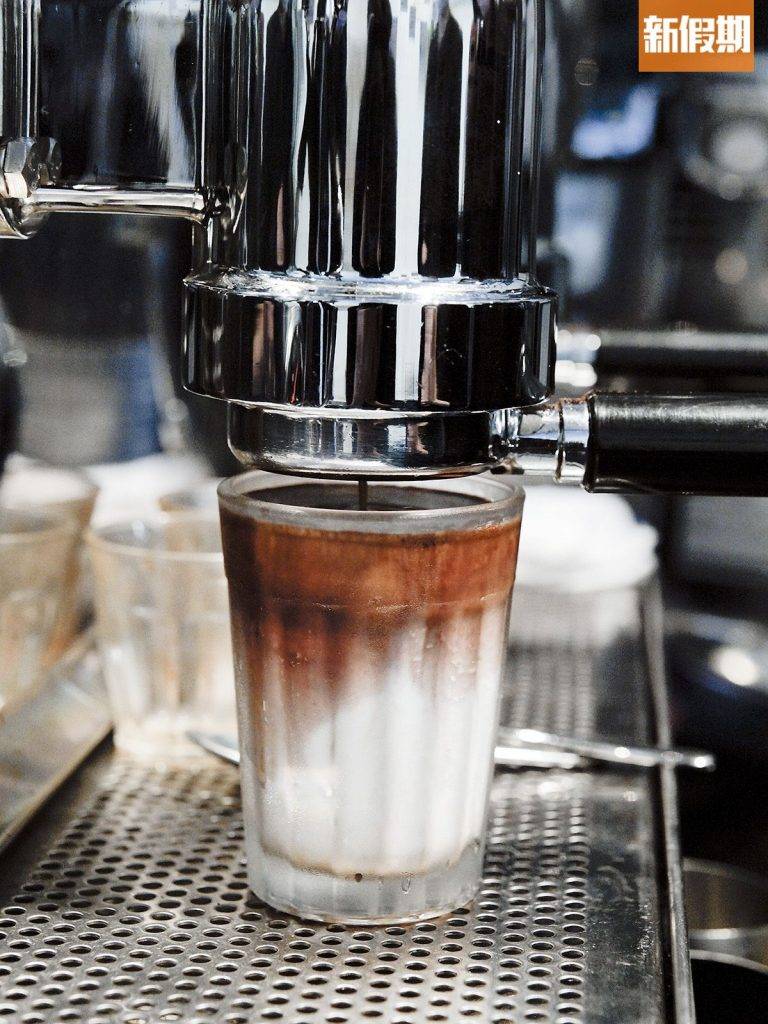 咖啡師 記得飲Dirty時，不要攪拌呀。