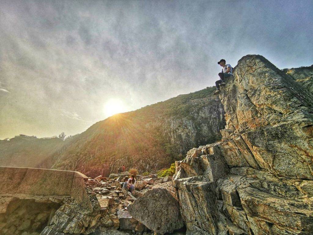 小西灣 炮台附近的懸崖。（圖片授權：#男僕與女皇@IG）