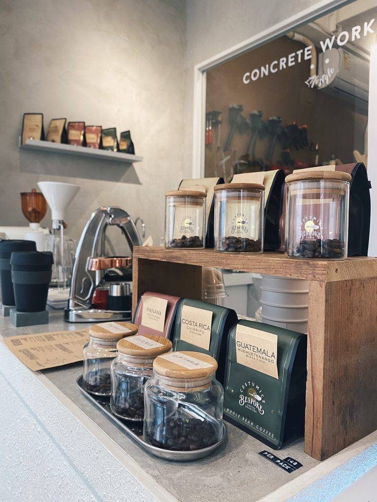 深水埗cafe 店內有BESPOKE的咖啡豆及濾掛包售賣。