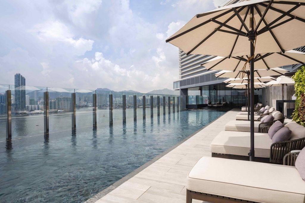 Staycation 無邊際游泳池，在香港並不常見。