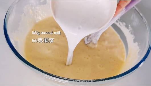 黃金糕食譜 加入椰奶後再攪拌。