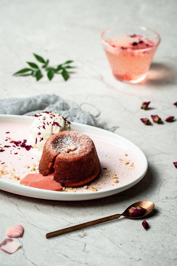 lady nara 玫瑰奶茶流心蛋糕蛋糕送上桌時，暖笠笠，用刀子切開，粉紅流心餡澎湃。