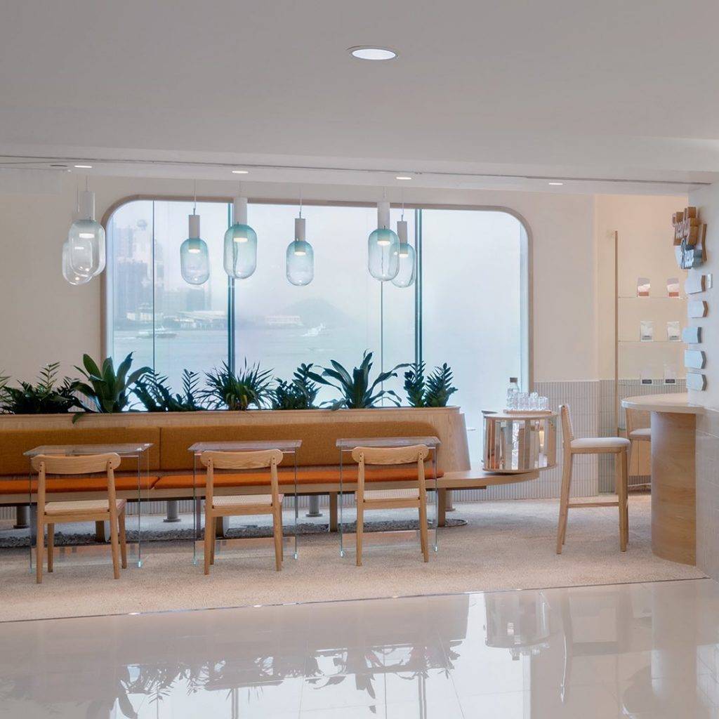 尖沙咀Cafe 店內使用大型玻璃設計，令室內空間感大增。