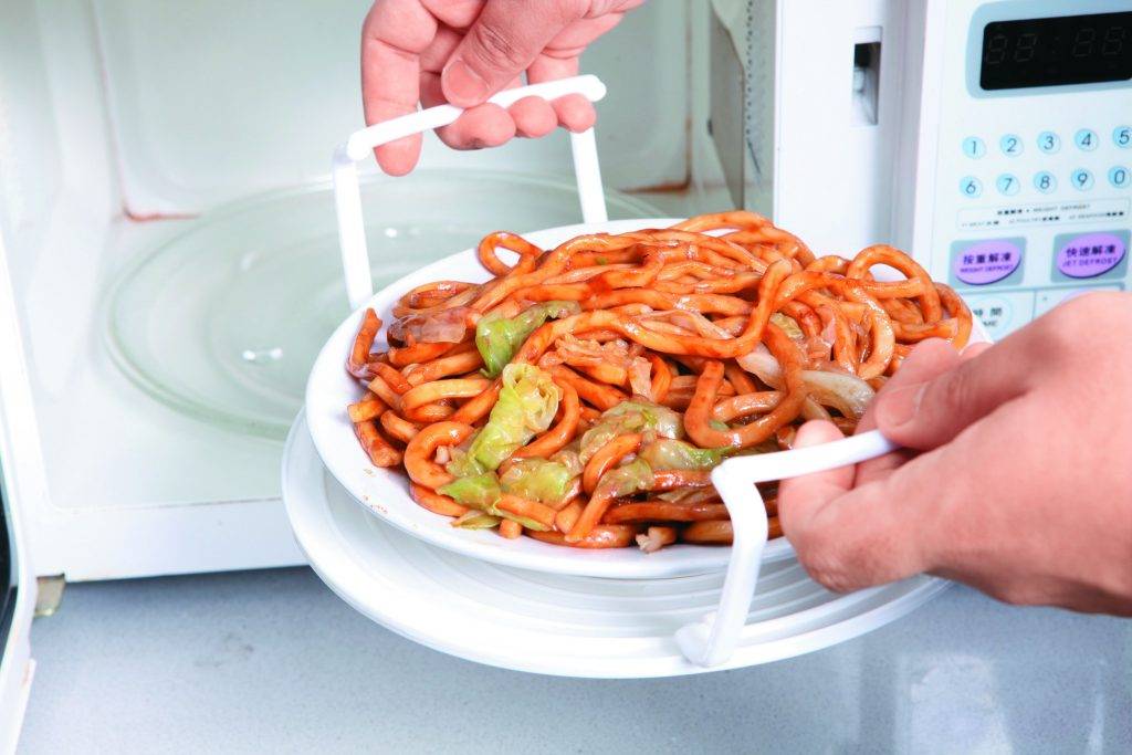 辦公室 微波爐翻熱的食物種類多，但是食物殘渣根本上較少人清理。