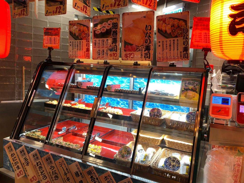 Donki 自選壽司區，客人可以自選不同款式壽司做拼盤，由店員幫手夾好再放入盒中，方便衛生。