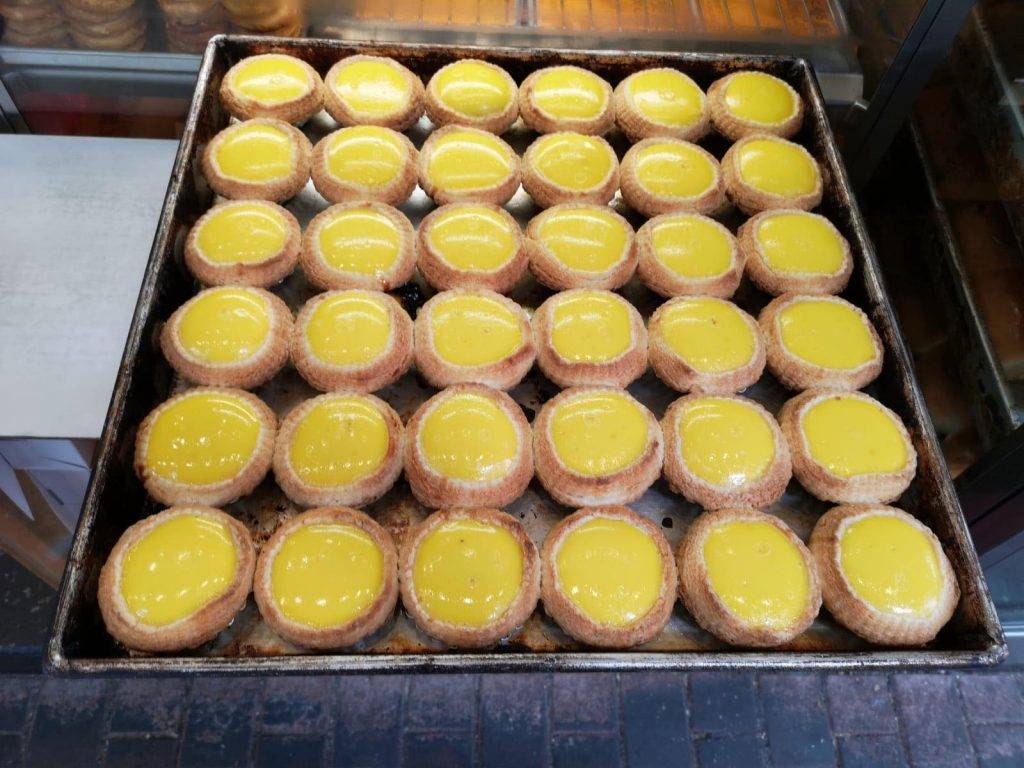 金園茶餐廳 蛋撻個個金黃色，脹卜卜，吃落有烤焗過的香氣，很是吸引。