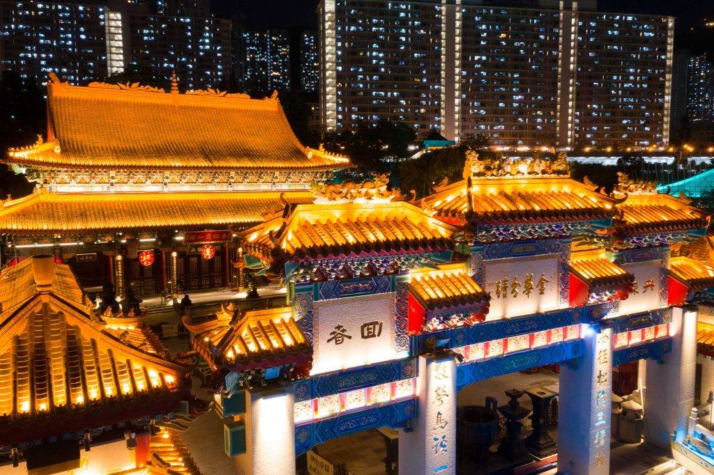  林村香港許願節 交友APP 旺角美食 姻緣石 求姻緣好去處2023 有別於以往只有年三十除夕夜才於晚間開放，由元宵起，每逢農曆初一、十五晚上，各個殿堂均會亮起燈飾。