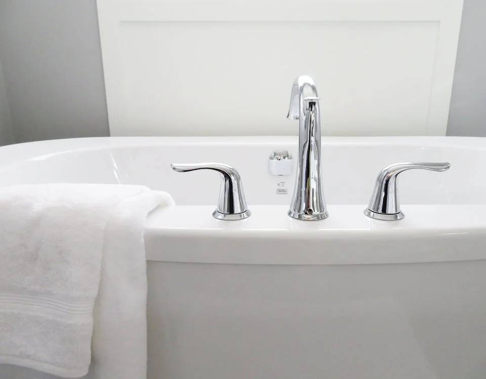 酒店用品 浴缸可能都黏滿「子孫」，浸之前記得清潔！