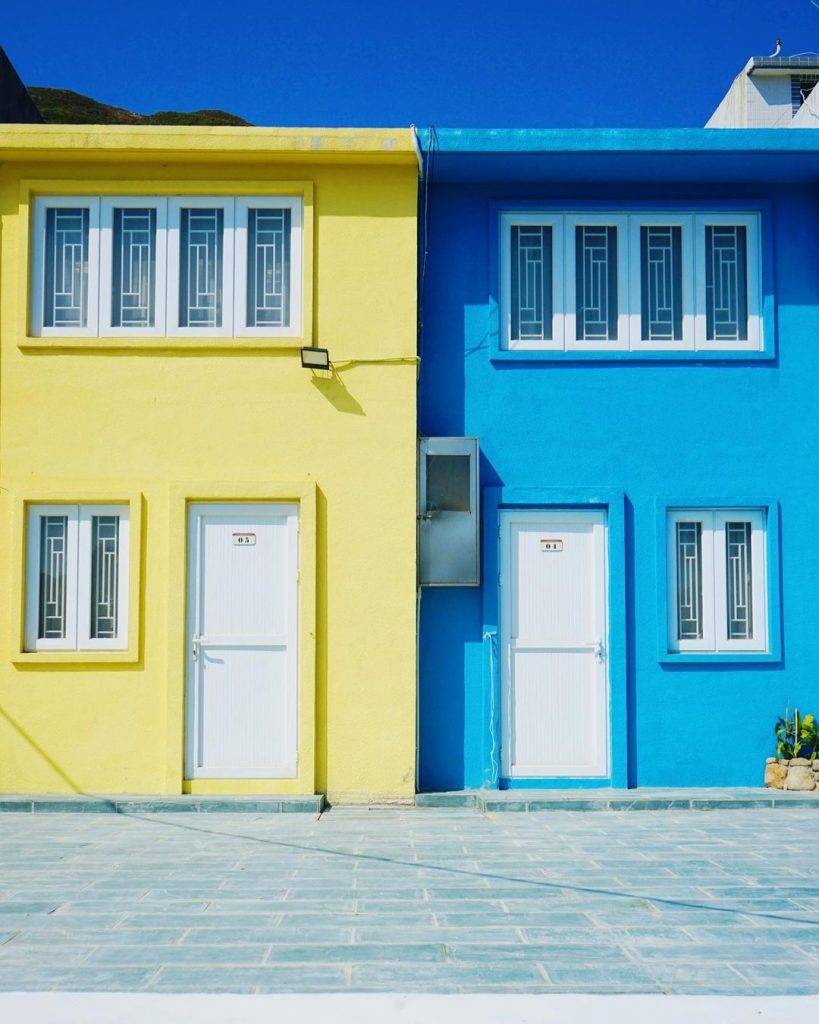 西貢好去處 天氣好的話，藍天配上彩色小屋，還以為自己去了地中海小島。（圖片授權：IG@amnotcoolgirl）
