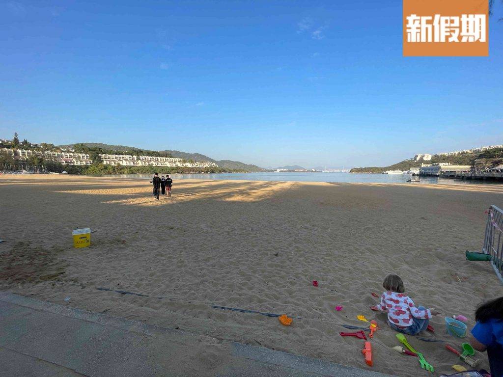 愉景灣 一大片細滑的沙灘，有不少可愛的小朋友在玩沙呢！
