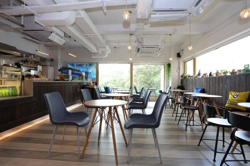尖沙咀Cafe 落地玻璃設計令餐廳感覺開揚。
