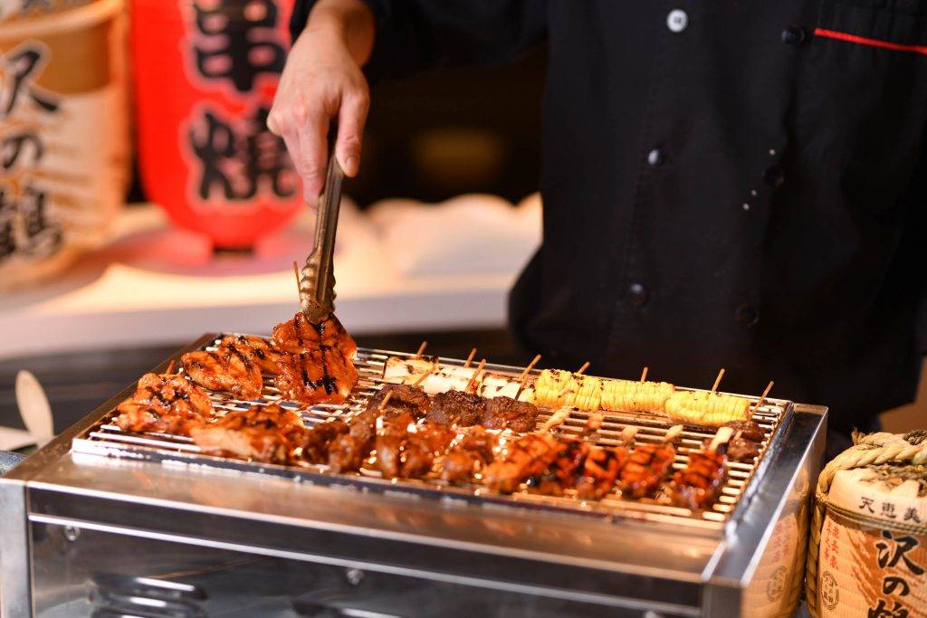 自助餐 日式爐瑞燒有多款串燒，包括免治雞肉棒、 雞肉大葱等