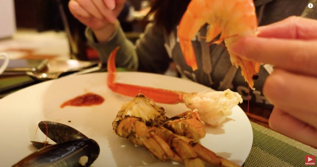 馬哥孛羅香港酒店 Tracy 拿了許多海鮮，蝦的味道正常