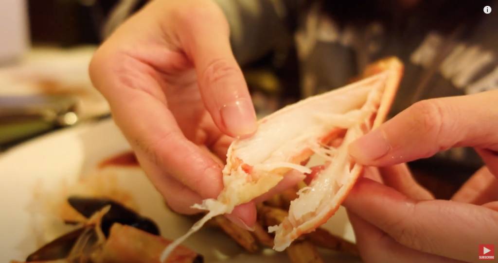 馬哥孛羅香港酒店 自助午餐供應兩款蟹，其中一款剝開後肉質誘人