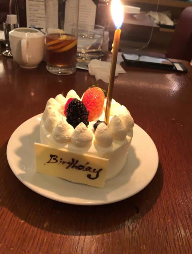 酒店 有部分網民認為這個免費生日蛋糕太兒戲，亦有網民話，免費蛋糕不要太高要求，有贈品已經要感恩。