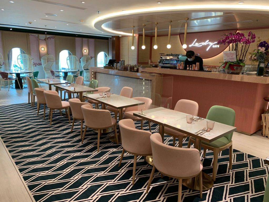 海港城餐廳 泰國菜推薦｜粉紅粉綠設計，配上黑白地磚，用色夢幻，充滿童話感覺。