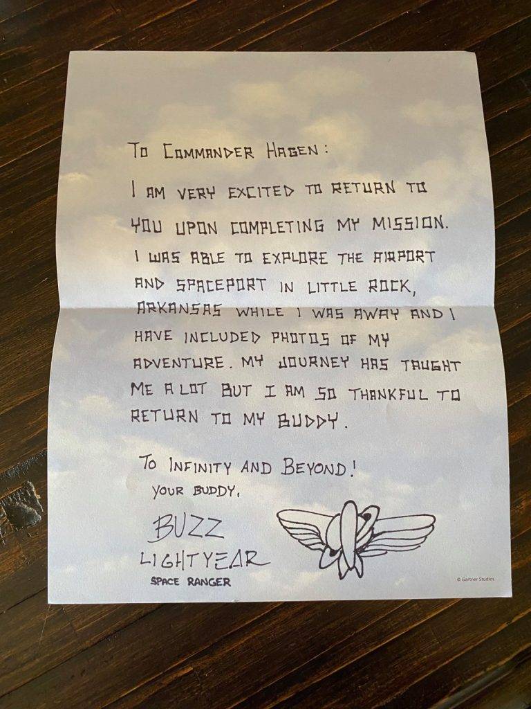 航空 還有一封「巴斯光年」署名的手寫信。