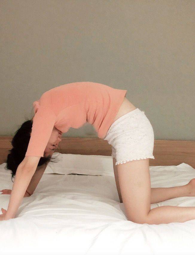 睡前瑜伽拉筋 睡前瑜伽拉伸3.貓式伸展