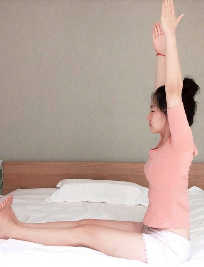 睡前瑜伽拉筋 睡前瑜伽拉伸5.雙腿背部伸展式