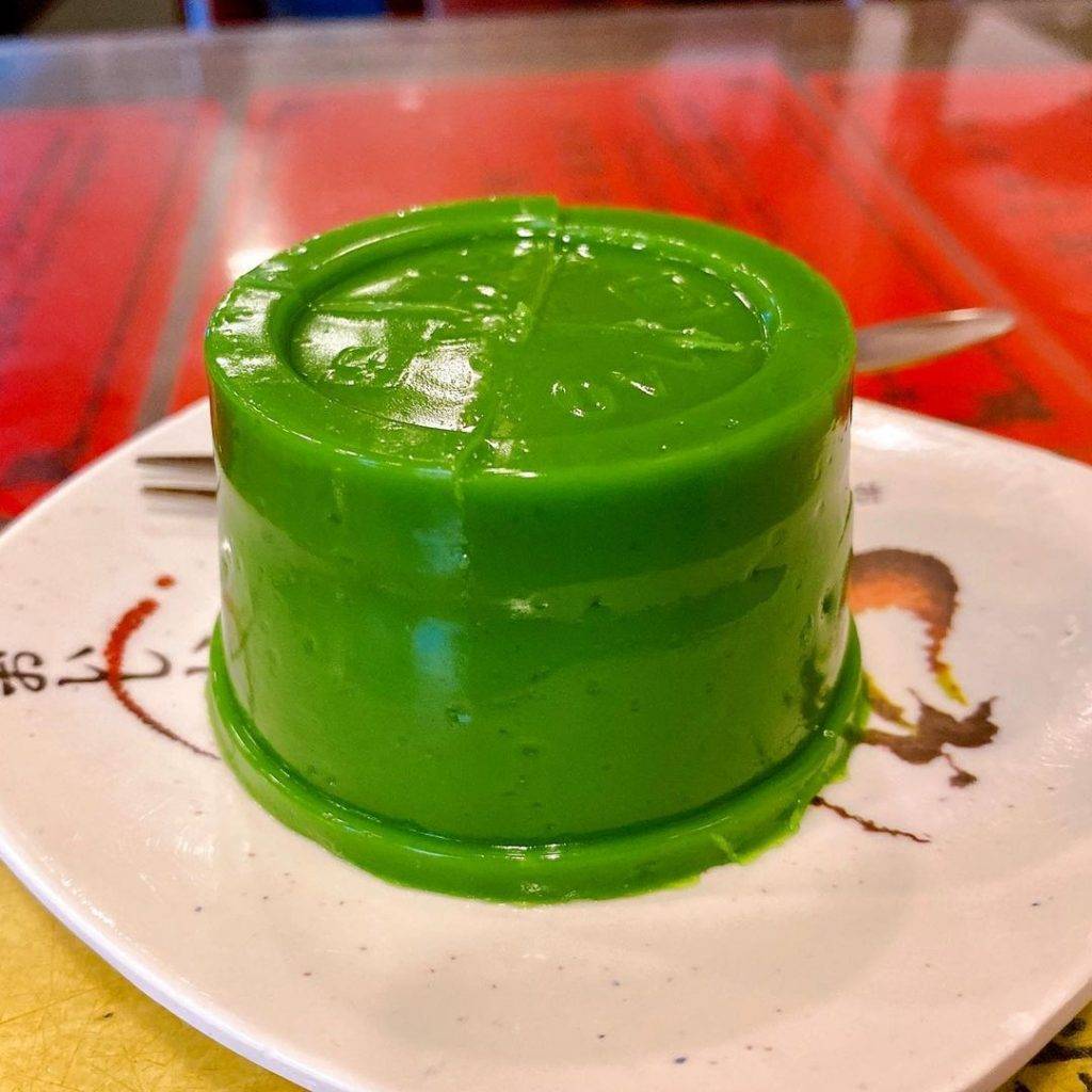 糖水舖 開心果糕同樣呈翠綠色，口感爽滑不膩，帶開心果甜香。