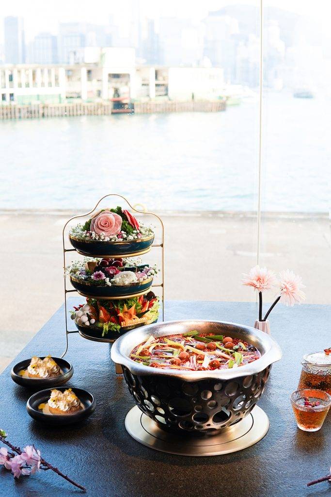 海港城餐廳 海港城餐廳｜餐廳備有一系列以精巧手藝製作的招牌自創火鍋菜式，包括「玫瑰與鯉」