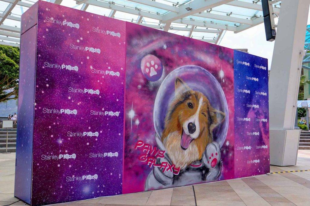復活節好去處2021 畫家以藝人洪永城的牧羊犬Coco為主角，畫出2.4米高的可愛「太空毛孩」打卡牆。